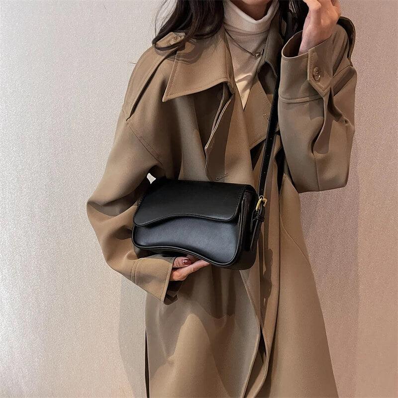 Bolsa Baguete de Couro Ariana Preto