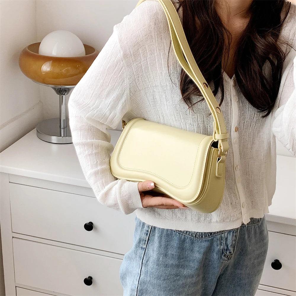 Bolsa Baguete de Couro Abigail Amarela