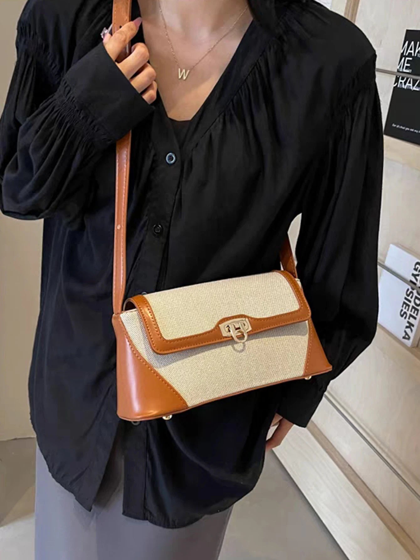 modelo bolsa baguete de couro marrom philomena