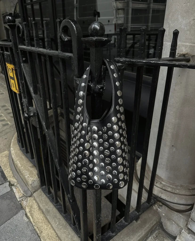 Bolsa Bucket com Rebites Seeren Preto