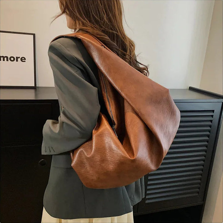 Bolsa Hobo de Couro Catto Marrom