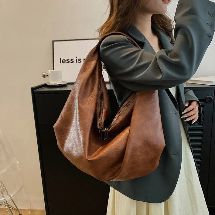 Bolsa Hobo de Couro Catto Marrom