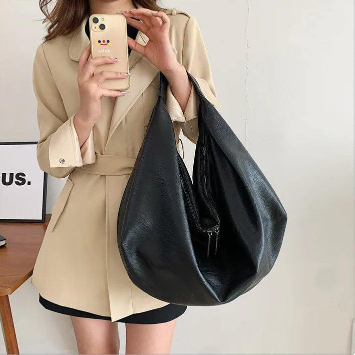 Bolsa Hobo de Couro Catto Preto