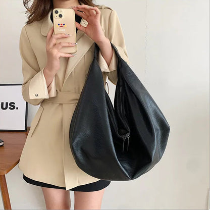 Bolsa Hobo de Couro Catto Preto