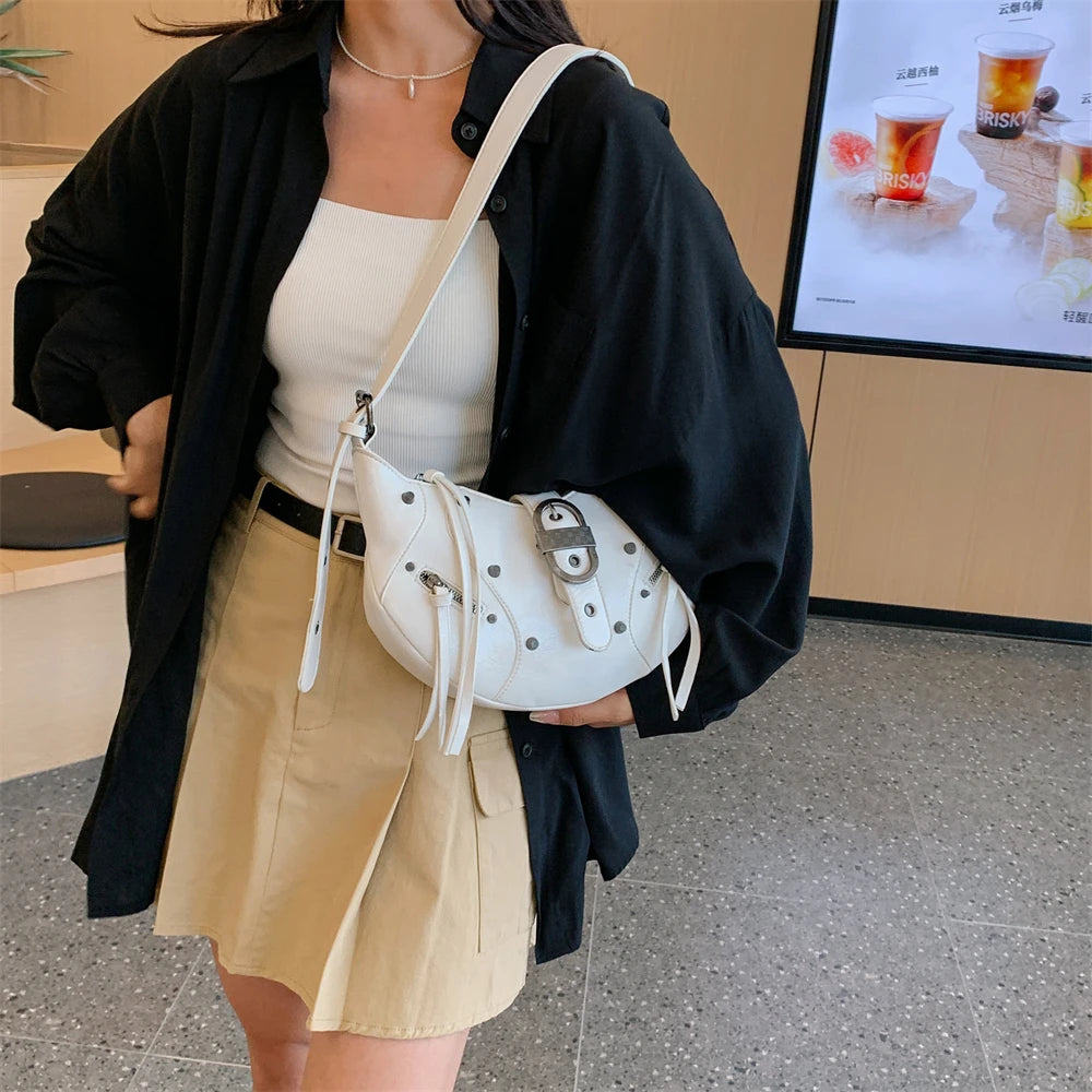 Bolsa Hobo de Couro com Rebites Helen Branca