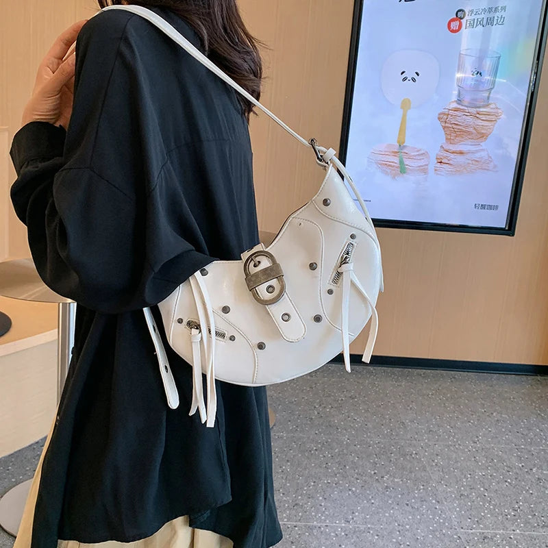 Bolsa Hobo de Couro com Rebites Helen Branca