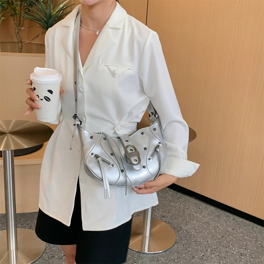 Bolsa Hobo de Couro com Rebites Helen Prata