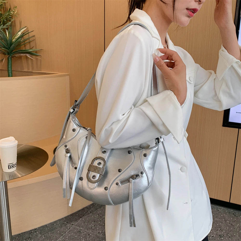 Bolsa Hobo de Couro com Rebites Helen Prata