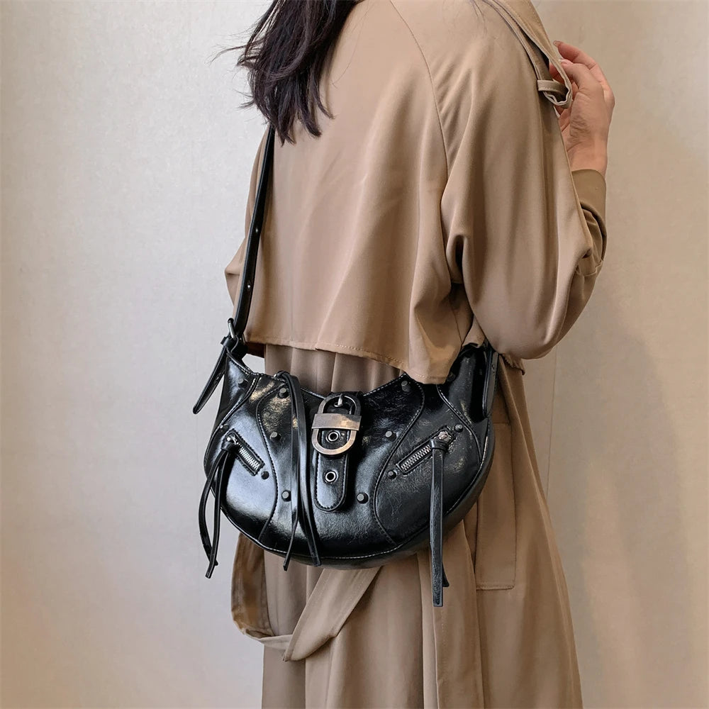 Bolsa Hobo de Couro com Rebites Helen Preto