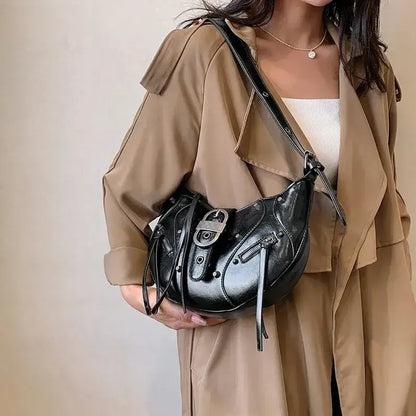 Bolsa Hobo de Couro preta com Rebites Helen