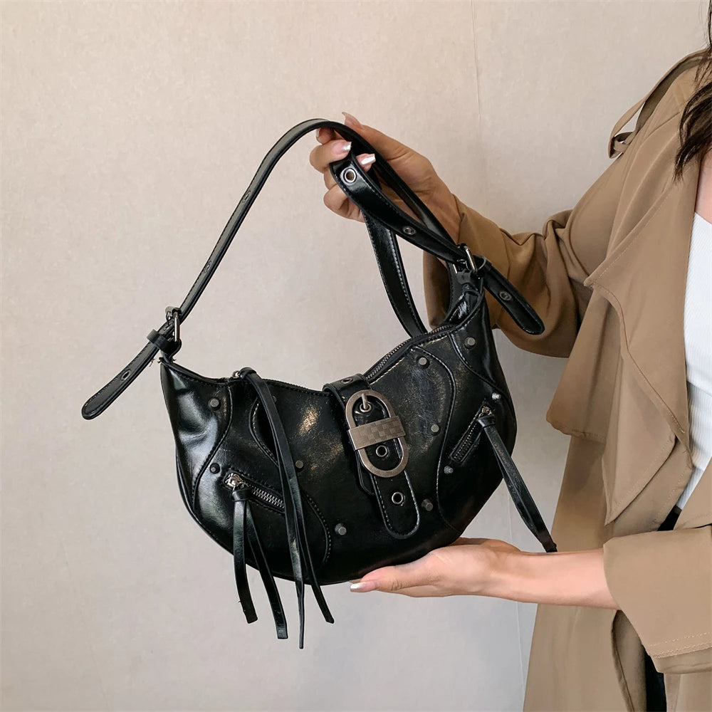 Bolsa Hobo de Couro com Rebites Helen Preto