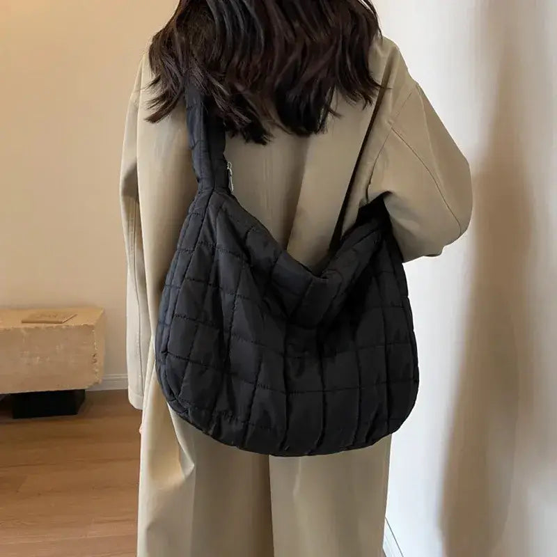 Bolsa de Ombro feminina Acolchoada preta modelo 1