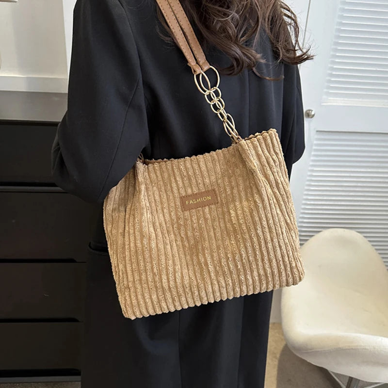 Bolsa de Ombro Veludo Riyara Marrom