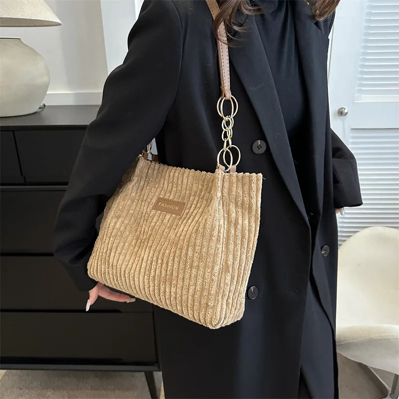 Bolsa de Ombro Veludo Riyara Marrom