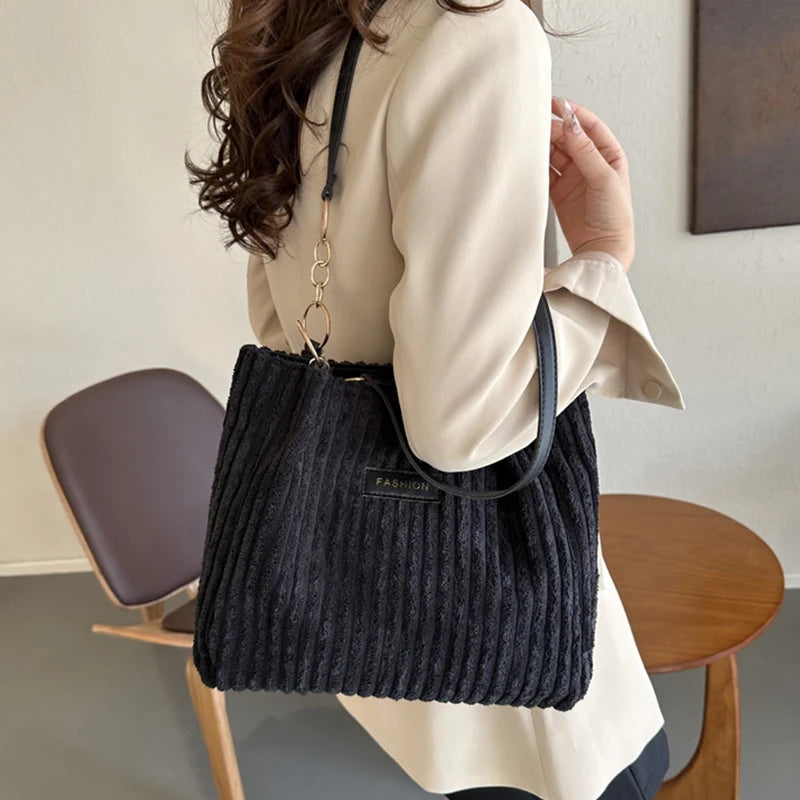 Bolsa de Ombro Veludo Riyara Preto