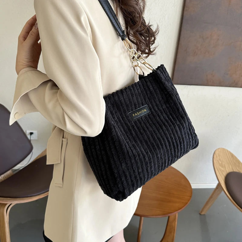 Bolsa de Ombro Veludo Riyara Preto