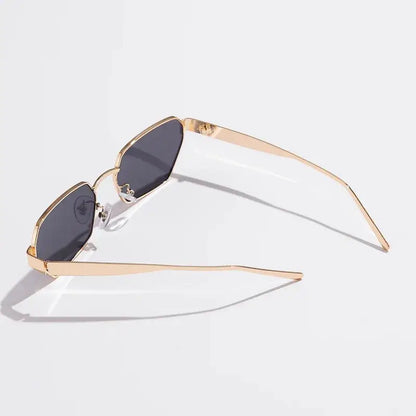 Óculos de Sol Feminino Vintage Romane Preto de lado