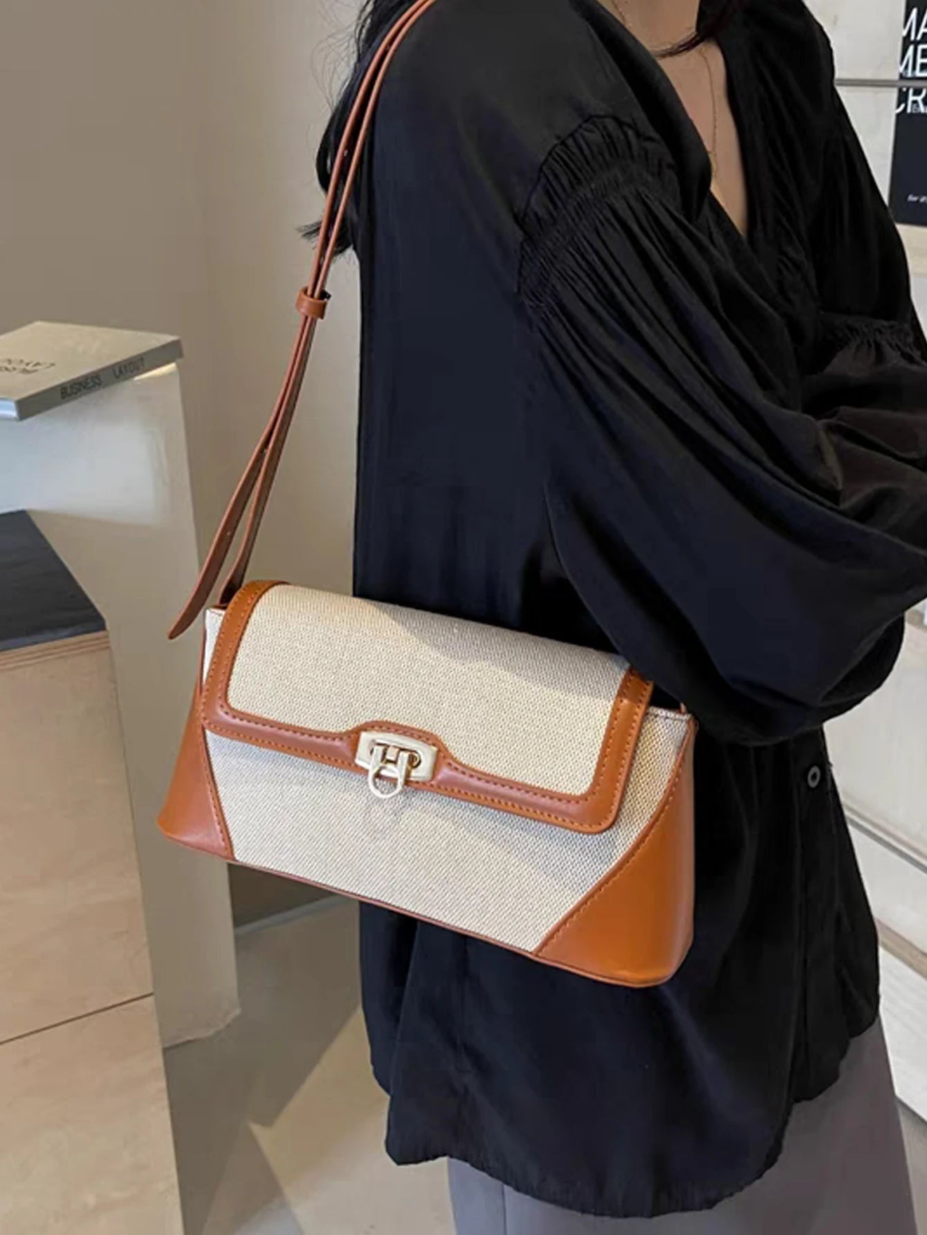 modelo_bolsa_baguete_de_couro_marrom_philomena